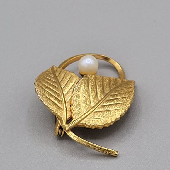 Leaf and Imitation Pearl Brooch Pin Brushed Gold Tone Textured German Made Vtg - Picture 4 of 8